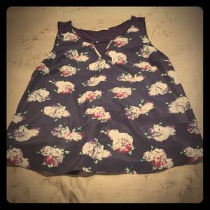 Cute navy/floral mixed media shell with v-cutout